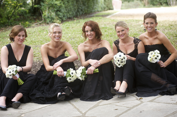 Black, white, and gold wedding at Austin Museum of Art in Austin, Texas, photos by Ashley Garmon Photography | via junebugweddings.com Black, white, and gold wedding at Austin Museum of Art in Austin, Texas, photos by Ashley Garmon Photography | via junebugweddings.com