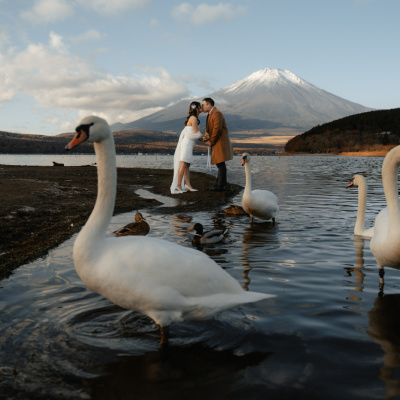 Mountain elopement photo with swans in Yamanashi Prefecture, Japan