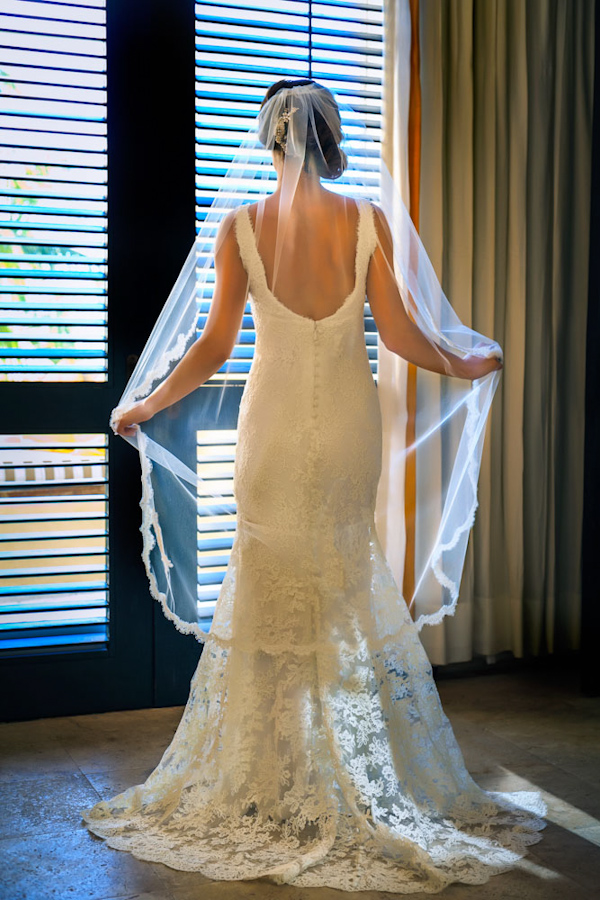 bridal gown and veil, photo by Zasil Studio | via junebugweddings.com bridal gown and veil, photo by Zasil Studio | via junebugweddings.com