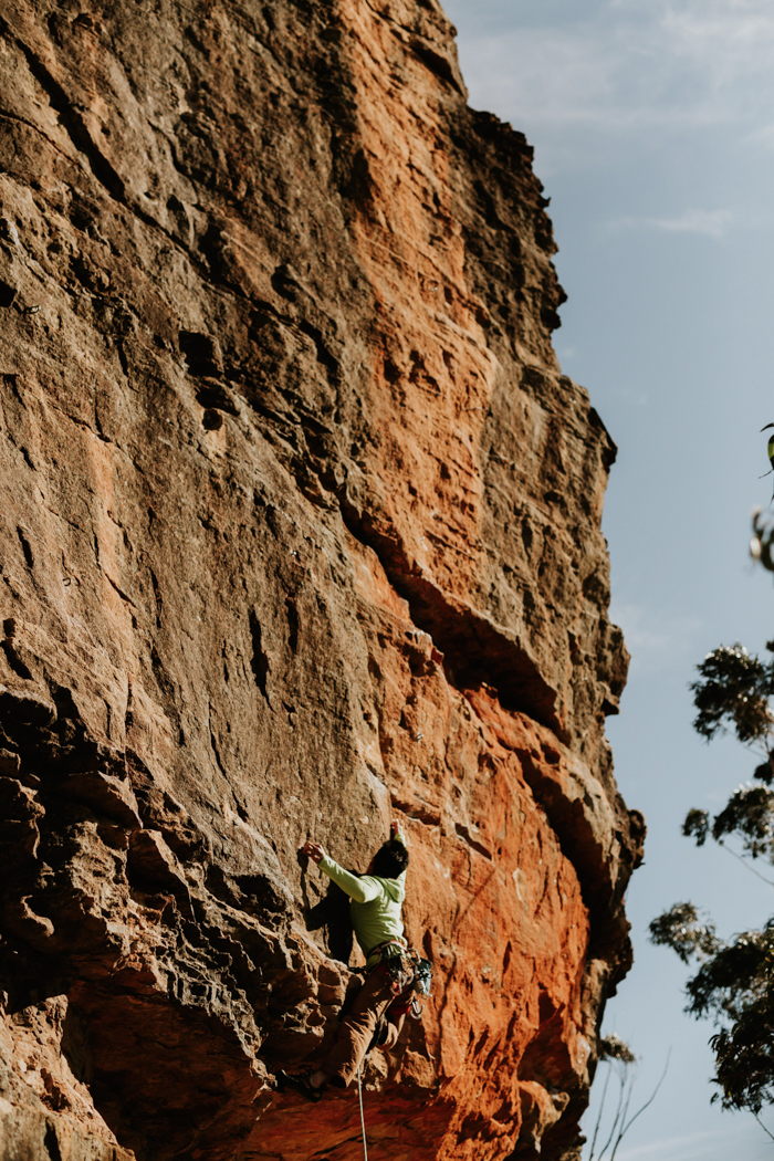 adventurous-engagement-photos-in-australias-blue-mountains-6