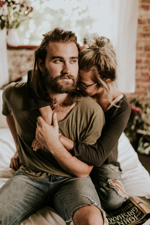 this-couples-pillow-fight-photo-shoot-is-fun-flirty-and-full-of-feathers-15