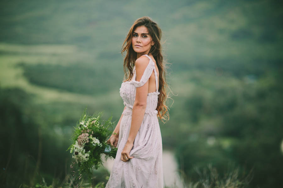 naturally-beautiful-oahu-bridal-inspiration-in-joelle-perry-14