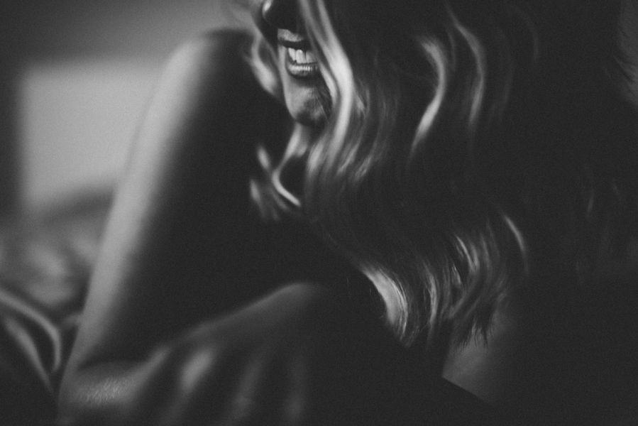 intimate-calgary-boudoir-session-at-home-15