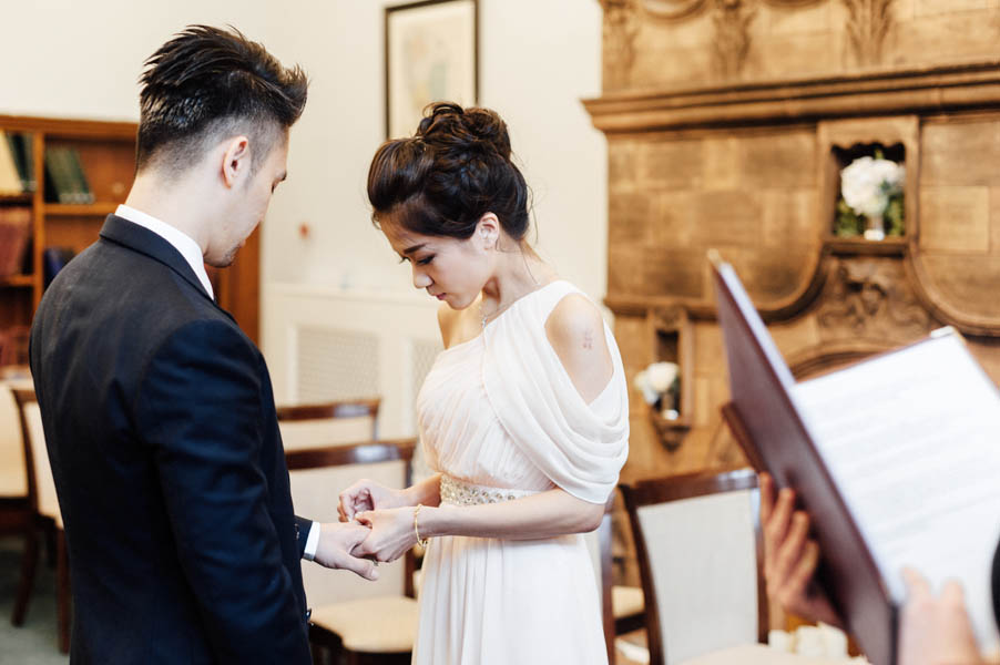 stunning-london-couple-portraits-and-engagement-ceremony-30