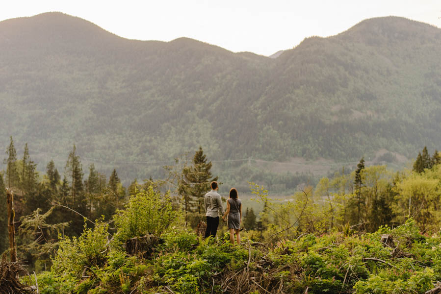 the-views-are-unreal-in-this-breathtaking-bridal-veil-falls-engagement-shoot-14