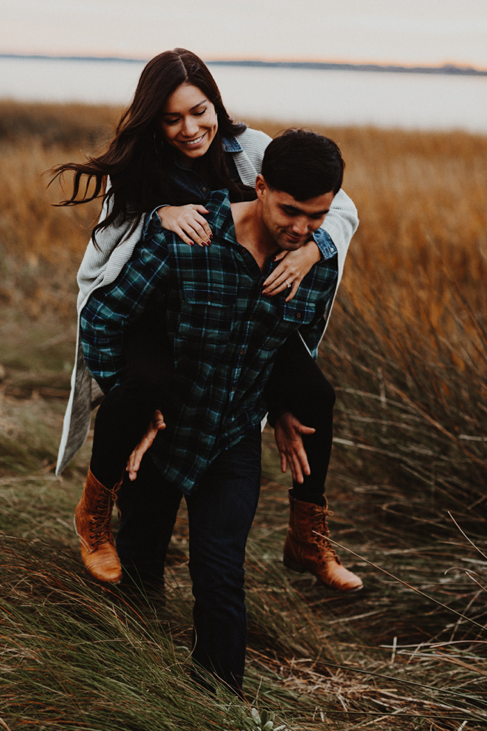 cozy-campfire-engagement-session-at-carolina-beach-state-park-11
