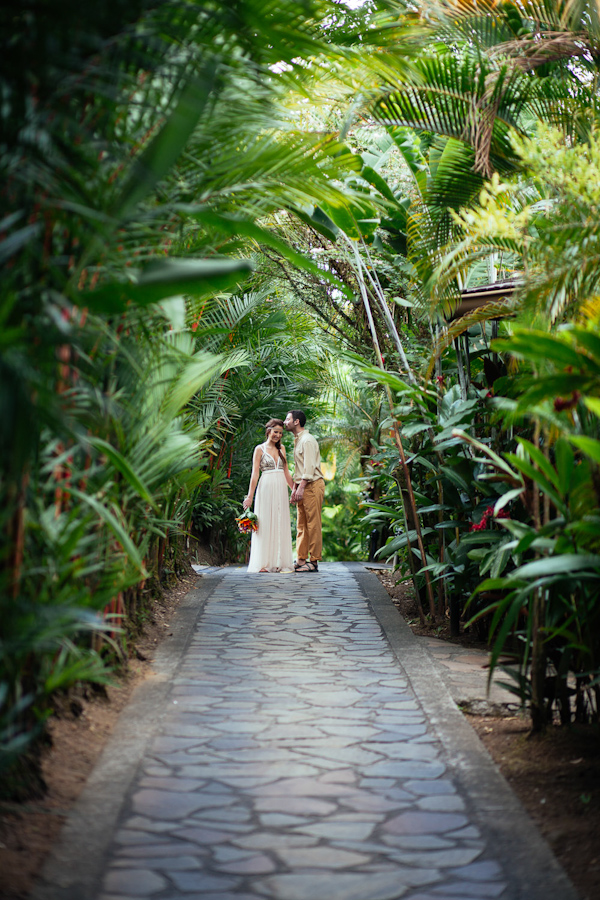 tropical elopement in Costa Rica, photo by Costa Vida Photography | via junebugweddings.com tropical elopement in Costa Rica, photo by Costa Vida Photography | via junebugweddings.com