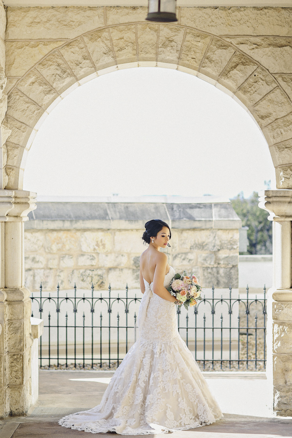 traditional and timeless bridal style, photo by Christina Carroll Photography | via junebugweddings.com traditional and timeless bridal style, photo by Christina Carroll Photography | via junebugweddings.com