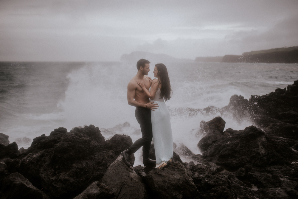 sensual-island-couple-portraits-in-portugal-7