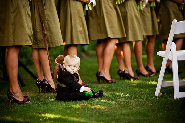 hilarious photo of kid at wedding ceremony by San Francisco, California wedding photographer Mark Janzen | via junebugweddings.com hilarious photo of kid at wedding ceremony by San Francisco, California wedding photographer Mark Janzen | via junebugweddings.com