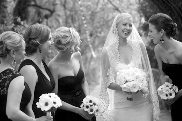 Black, white, and gold wedding at Austin Museum of Art in Austin, Texas, photos by Ashley Garmon Photography | via junebugweddings.com Black, white, and gold wedding at Austin Museum of Art in Austin, Texas, photos by Ashley Garmon Photography | via junebugweddings.com
