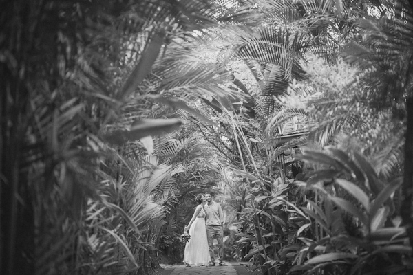 tropical elopement in Costa Rica, photo by Costa Vida Photography | via junebugweddings.com tropical elopement in Costa Rica, photo by Costa Vida Photography | via junebugweddings.com