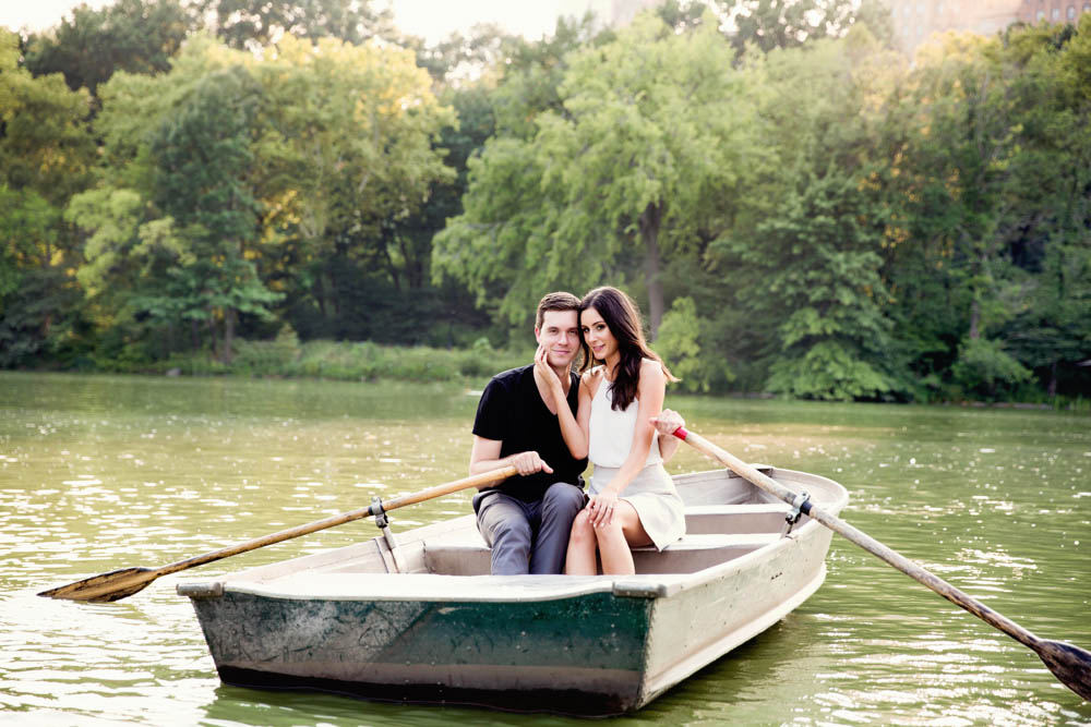 Romantic-Central-Park-Engagement-Photos-Modern-Wedding-Photography--2