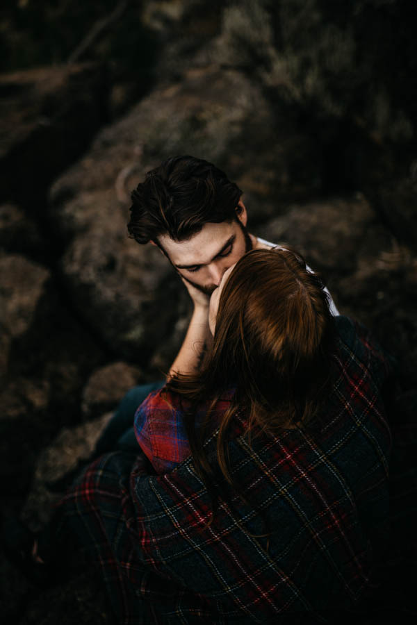 Cozy-Cliffside-Couple-Portraits-at-Smith-Rock-Erin-Wheat-16