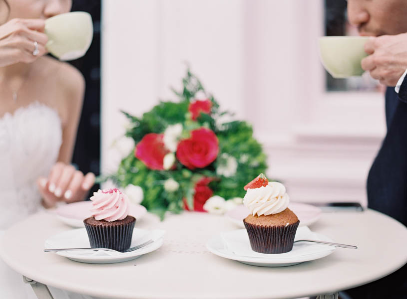stunning-london-couple-portraits-and-engagement-ceremony-11