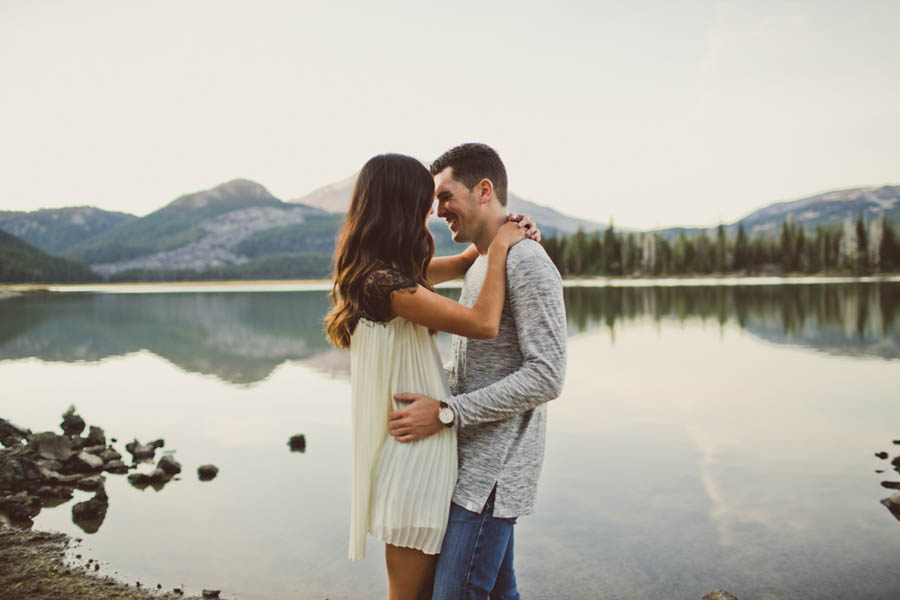 Mountain-Backdrop-Engagement-Photos-at-Sparks-Lake-Natalie-Puls-Photography-16