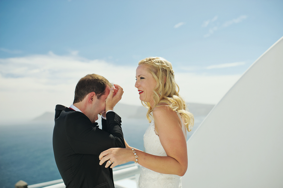 we-love-the-reason-why-this-couple-chose-santorini-for-their-destination-wedding-9