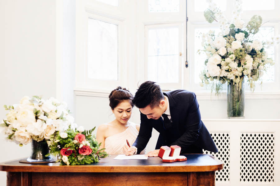 stunning-london-couple-portraits-and-engagement-ceremony-32