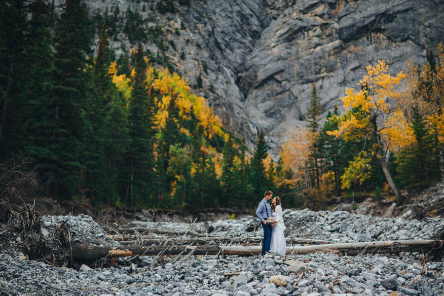 Stunning-Banff-Elopement-in-the-Tunnel-Mountain-Reservoir-Tricia-Victoria-Photography-13