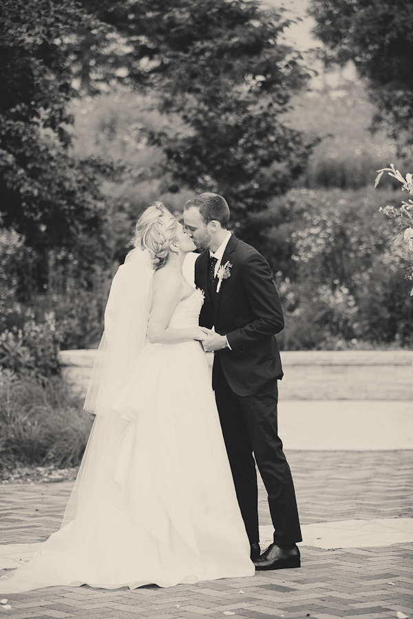 classic Oscar De La Renta bridal style with photos by Katherine Salvatori Photography | via junebugweddings.com classic Oscar De La Renta bridal style with photos by Katherine Salvatori Photography | via junebugweddings.com