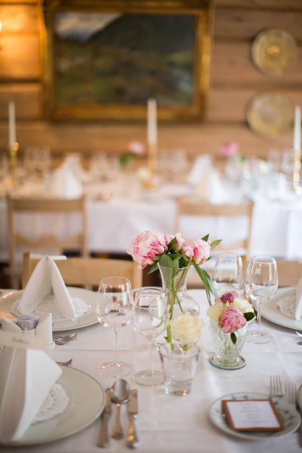 Cozy-Norwegian-Wedding-at-Roisheim-Hotell-Mona-Moe-Machava-Photography-34