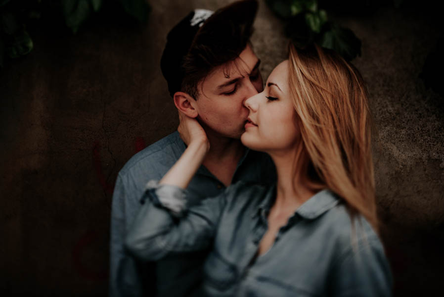 these-two-cuddled-all-the-way-through-their-rome-engagement-session-15