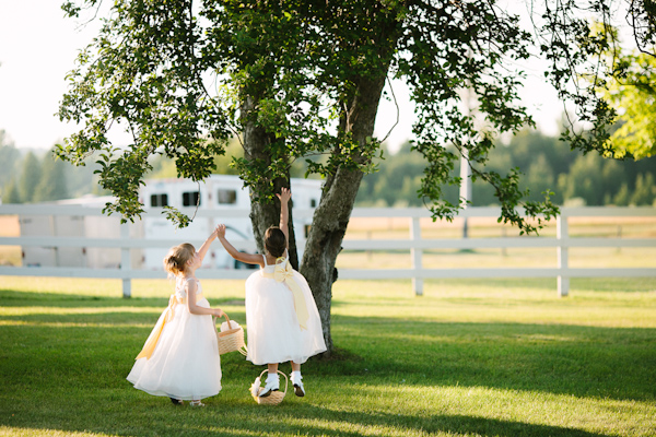 sunny rustic barn wedding in Michigan with photos by Dan Stewart | via junebugweddings.com sunny rustic barn wedding in Michigan with photos by Dan Stewart | via junebugweddings.com