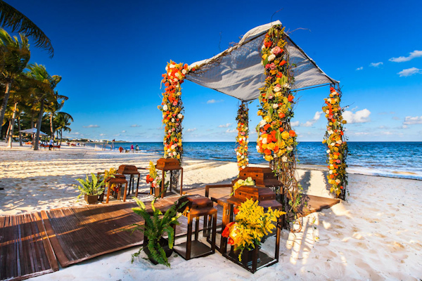 floral altar on the beach, photo by Zasil Studio | via junebugweddings.com floral altar on the beach, photo by Zasil Studio | via junebugweddings.com