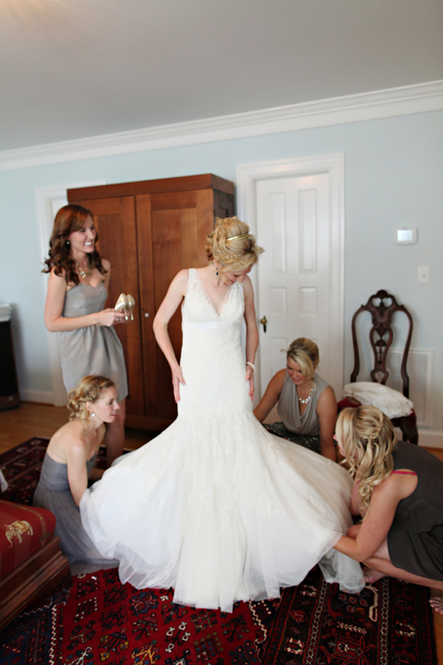 Grey and cream seaside wedding in Newport News, VA, photos by Whitebox Weddings via junebugweddings.com Grey and cream seaside wedding in Newport News, VA, photos by Whitebox Weddings via junebugweddings.com