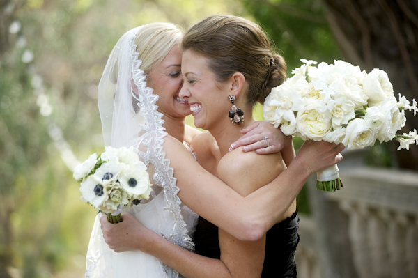 Black, white, and gold wedding at Austin Museum of Art in Austin, Texas, photos by Ashley Garmon Photography | via junebugweddings.com Black, white, and gold wedding at Austin Museum of Art in Austin, Texas, photos by Ashley Garmon Photography | via junebugweddings.com