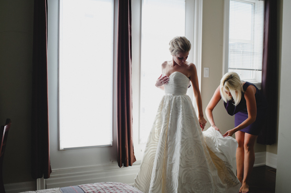 bride getting ready, photo by Aron Goss | via junebugweddings.com bride getting ready, photo by Aron Goss | via junebugweddings.com