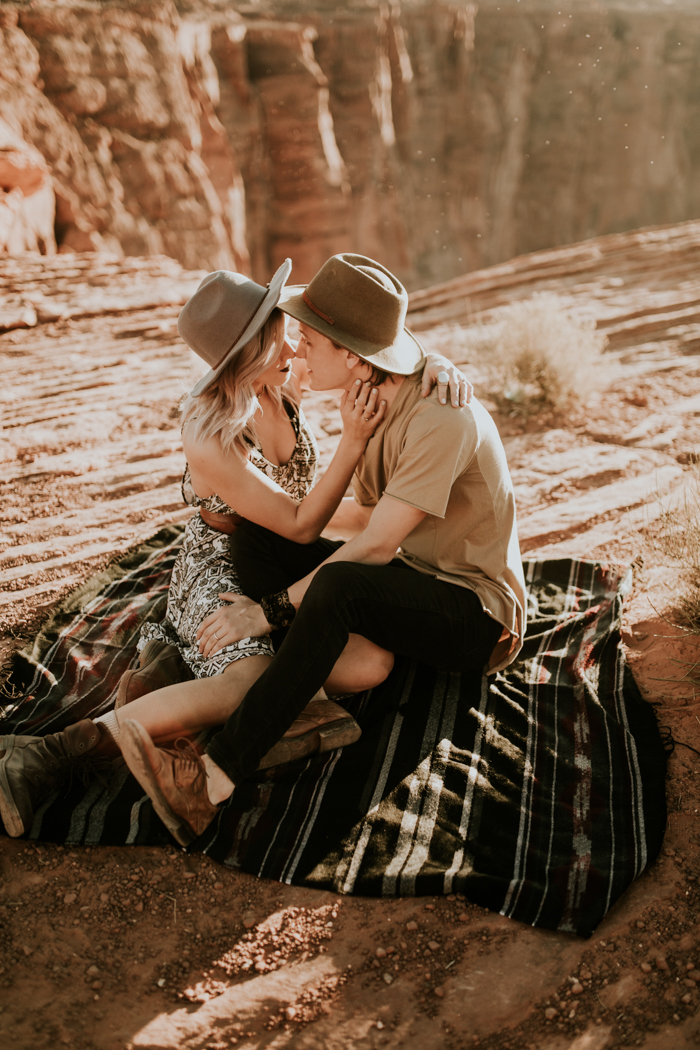 jaw-dropping-destination-engagement-session-at-horseshoe-bend-2