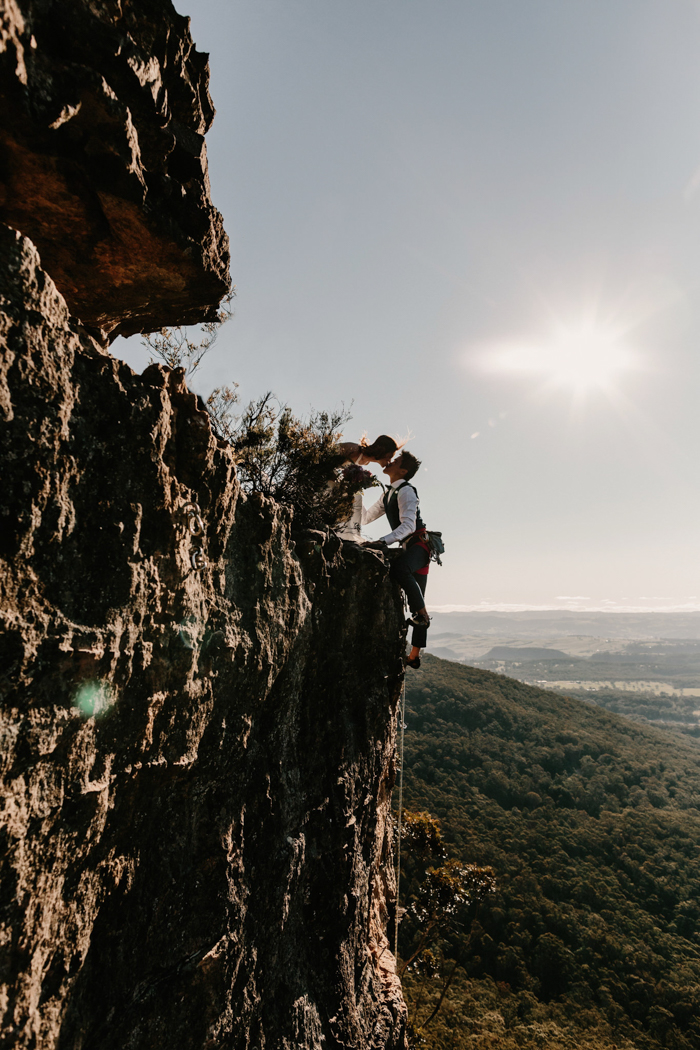 adventurous-engagement-photos-in-australias-blue-mountains-1-2