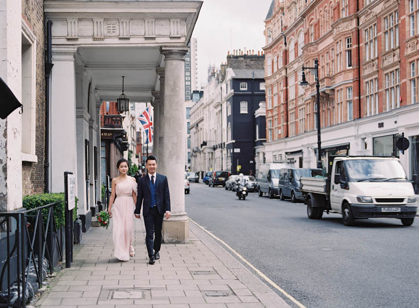stunning-london-couple-portraits-and-engagement-ceremony-27