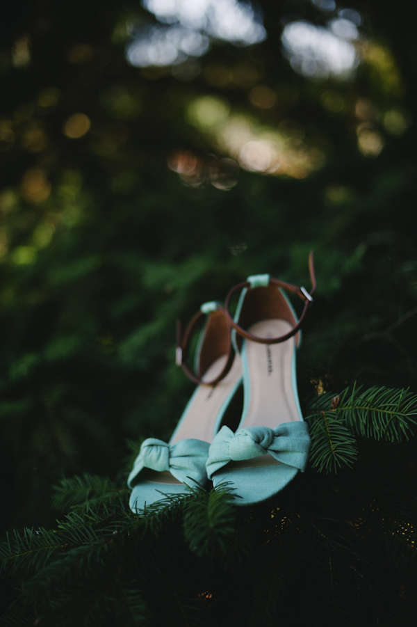 natural, outdoors wedding in Portland, Oregon at Hoyt Arboretum, wedding photo by Aaron Courter Photography | via junebugweddings.com natural, outdoors wedding in Portland, Oregon at Hoyt Arboretum, wedding photo by Aaron Courter Photography | via junebugweddings.com