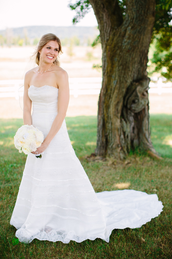 sunny rustic barn wedding in Michigan with photos by Dan Stewart | via junebugweddings.com sunny rustic barn wedding in Michigan with photos by Dan Stewart | via junebugweddings.com