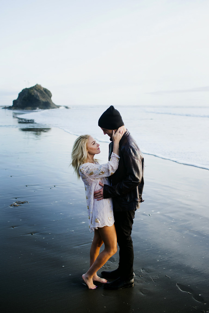 stylish-engagement-photos-on-second-beach-23
