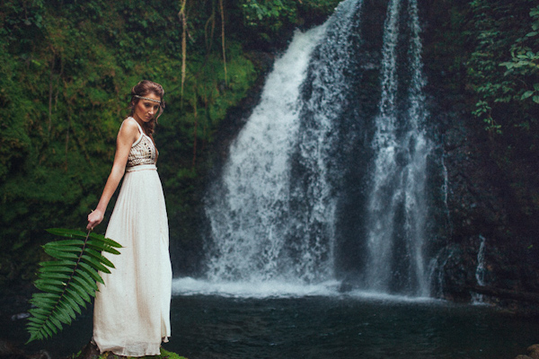 tropical elopement in Costa Rica, photo by Costa Vida Photography | via junebugweddings.com tropical elopement in Costa Rica, photo by Costa Vida Photography | via junebugweddings.com