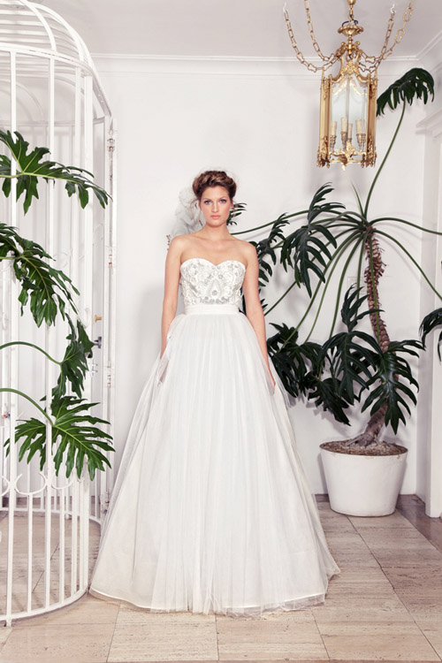 wedding dress by Rachel Gilbert | via junebugweddings.com wedding dress by Rachel Gilbert | via junebugweddings.com
