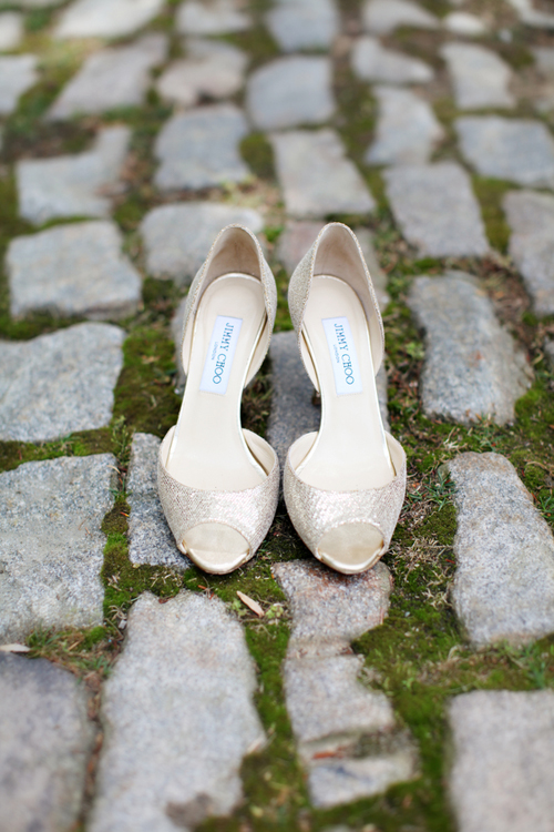 Grey and cream seaside wedding in Newport News, VA, photos by Whitebox Weddings via junebugweddings.com Grey and cream seaside wedding in Newport News, VA, photos by Whitebox Weddings via junebugweddings.com