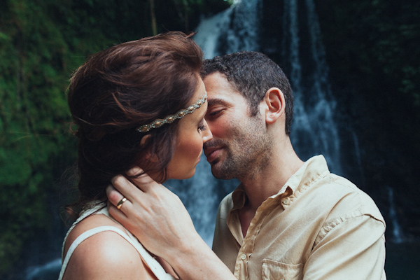 tropical elopement in Costa Rica, photo by Costa Vida Photography | via junebugweddings.com tropical elopement in Costa Rica, photo by Costa Vida Photography | via junebugweddings.com