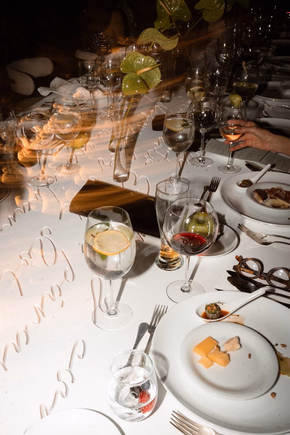 dinner table full at reception