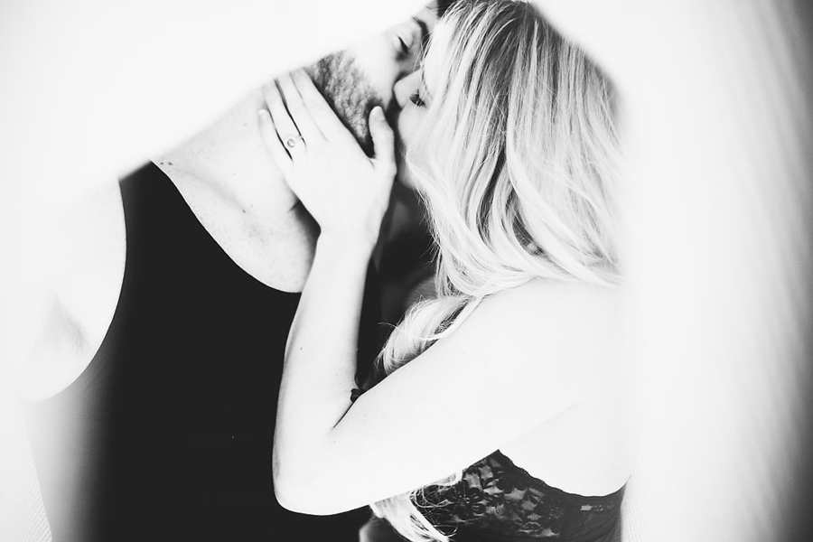 this-nashville-musician-and-his-sweetheart-got-comfy-for-a-photo-shoot-at-home-20