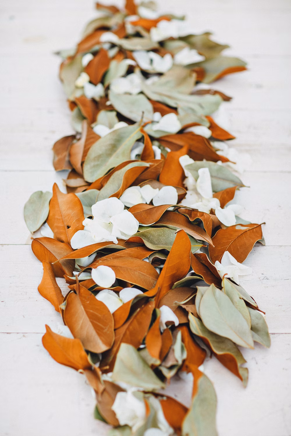 Agate-Slice-Ceremony-Backdrop-White-Sparrow-Blooming-House-Creative-1