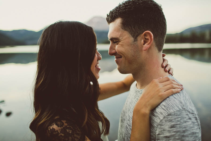 Mountain-Backdrop-Engagement-Photos-at-Sparks-Lake-Natalie-Puls-Photography-17