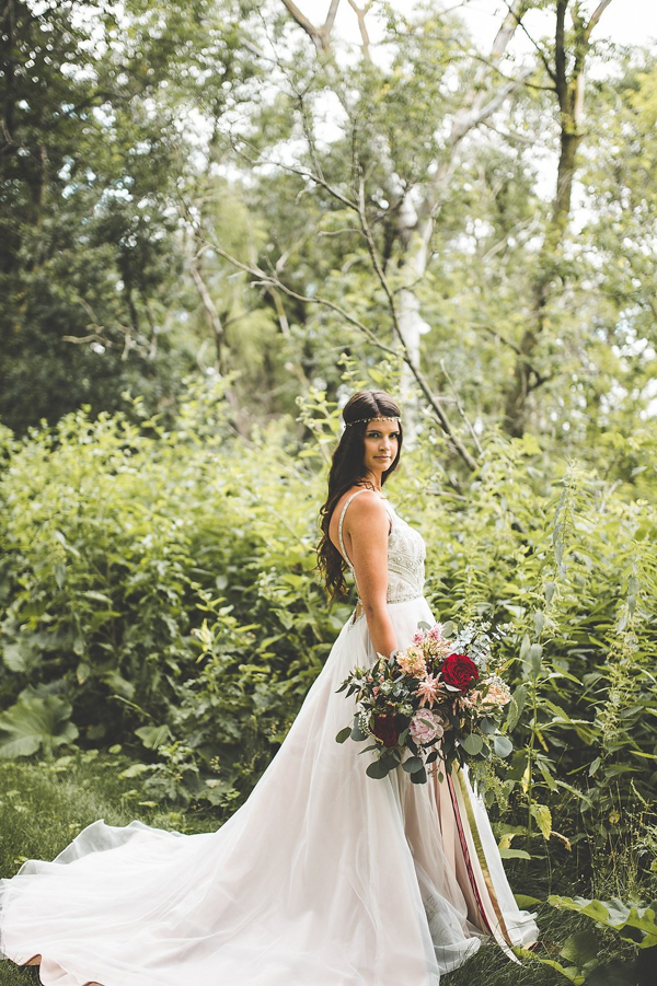 this-wedding-inspiration-proves-that-gold-blush-and-red-is-the-most-romantic-color-palette-18