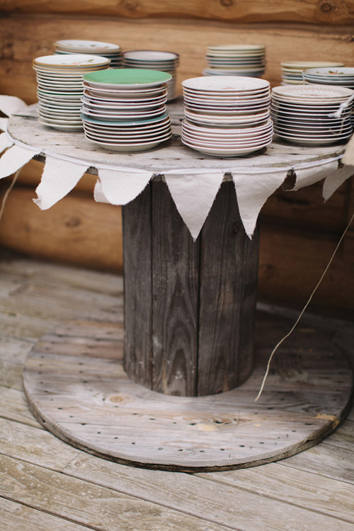 Vintage backyard farm wedding in South Dakota - photos by Bryan and Mae | via junebugweddings.com Vintage backyard farm wedding in South Dakota - photos by Bryan and Mae | via junebugweddings.com