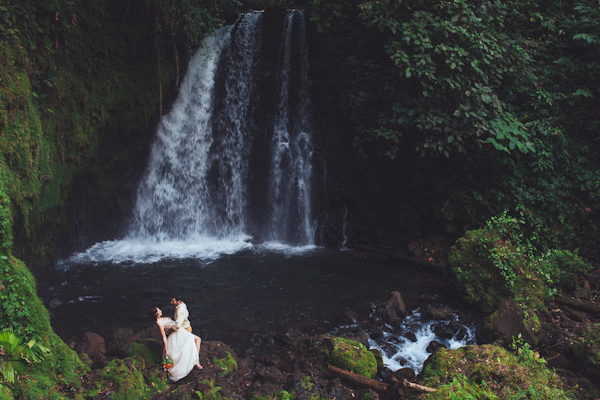 tropical elopement in Costa Rica, photo by Costa Vida Photography | via junebugweddings.com tropical elopement in Costa Rica, photo by Costa Vida Photography | via junebugweddings.com