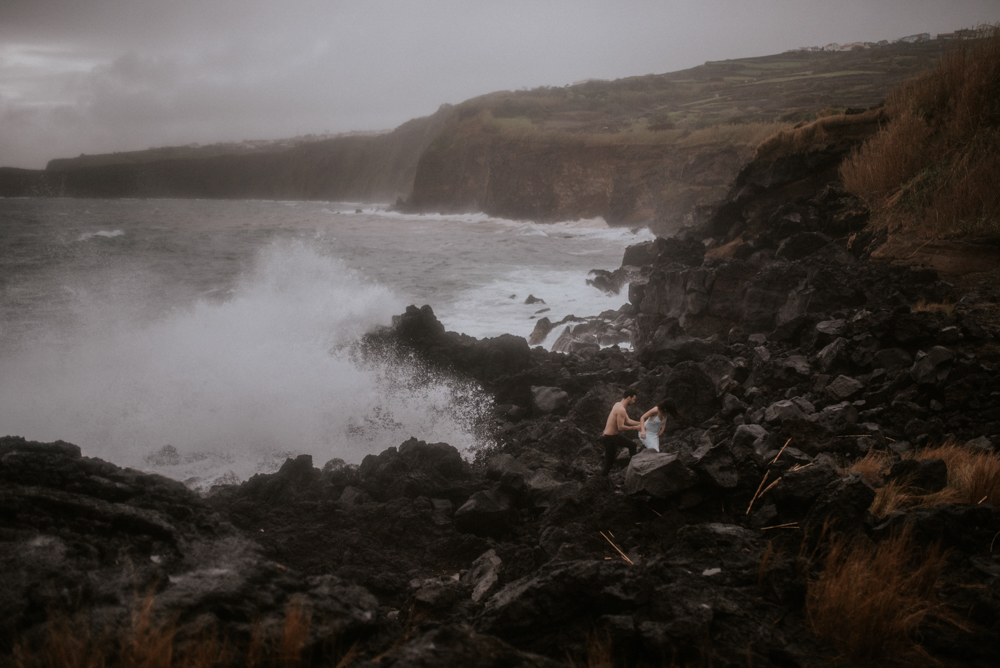 sensual-island-couple-portraits-in-portugal-10