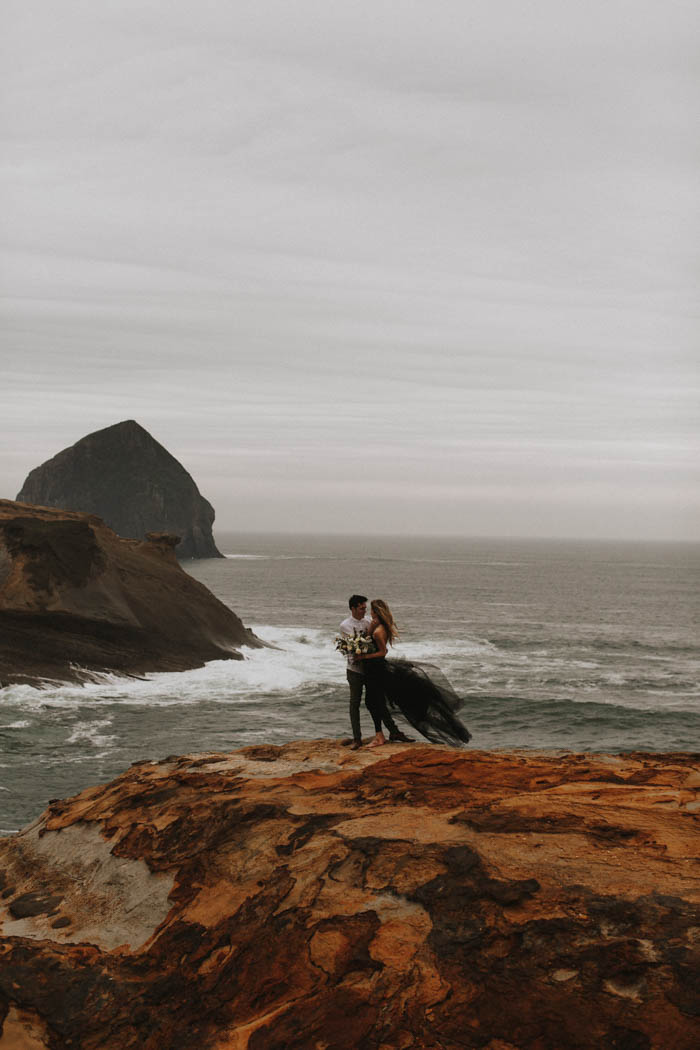 darkly-romantic-cape-kiwanda-elopement-inspiration-d-albrecht-photography-12
